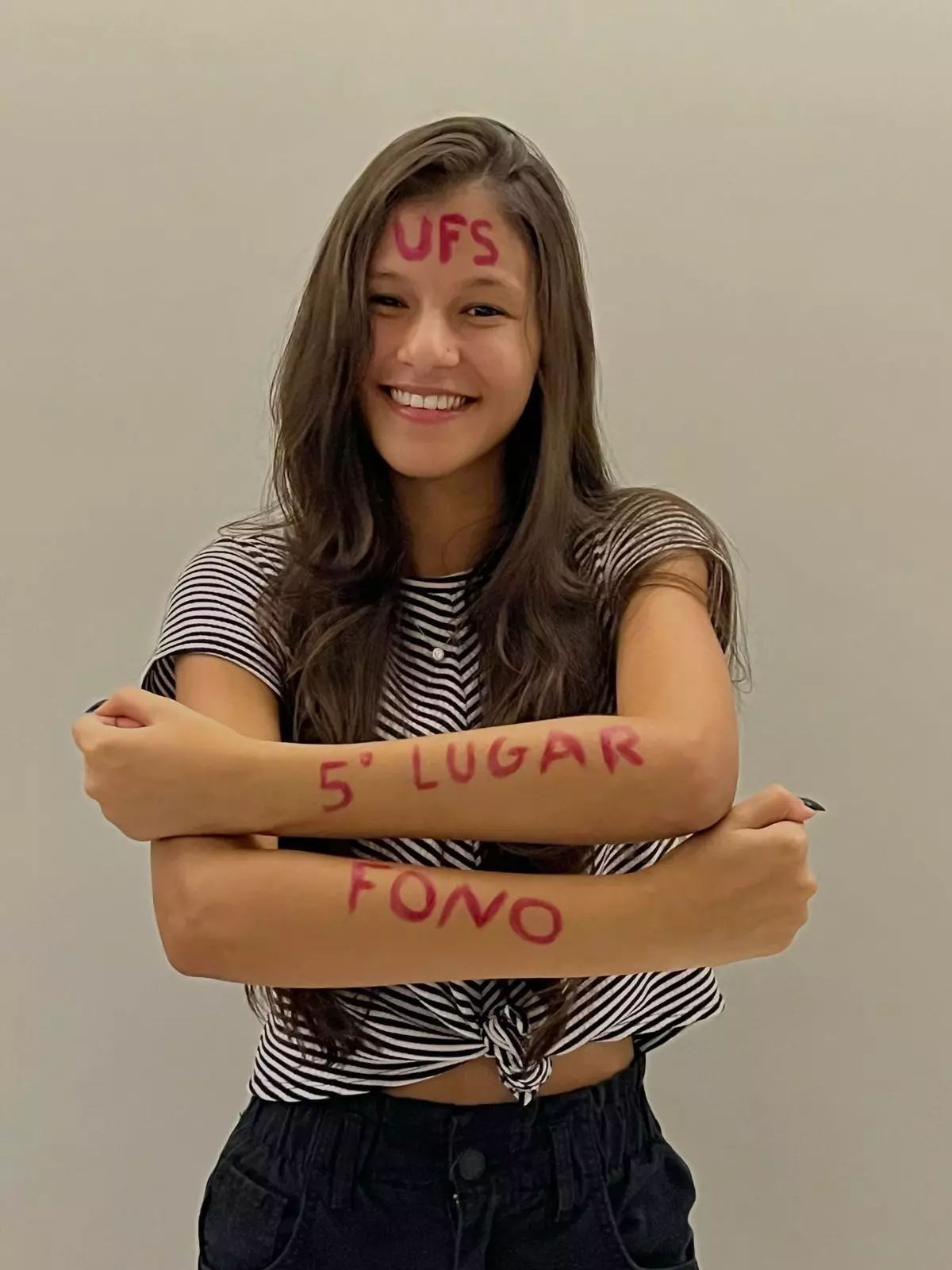 Aluna aprovada mostrando o curso e a universidade