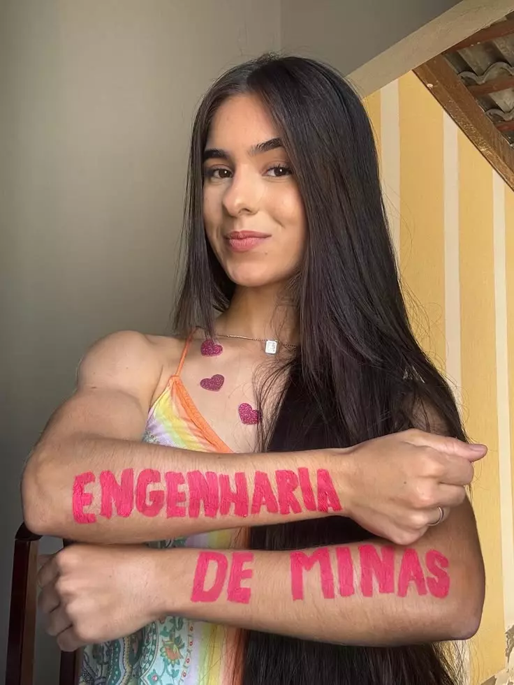 Aluna aprovada mostrando o curso e a universidade