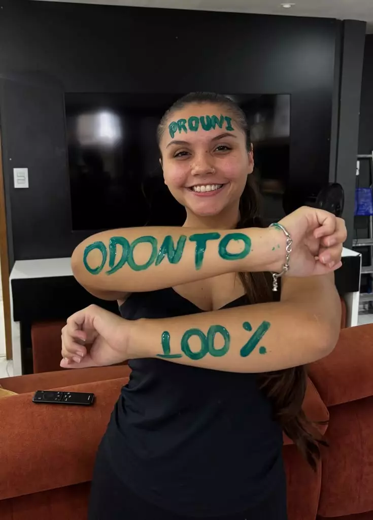 Aluna aprovada mostrando o curso e a universidade