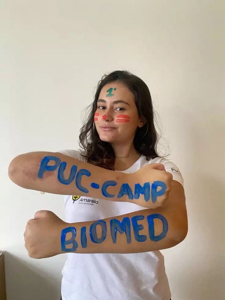 Aluna aprovada mostrando o curso e a universidade