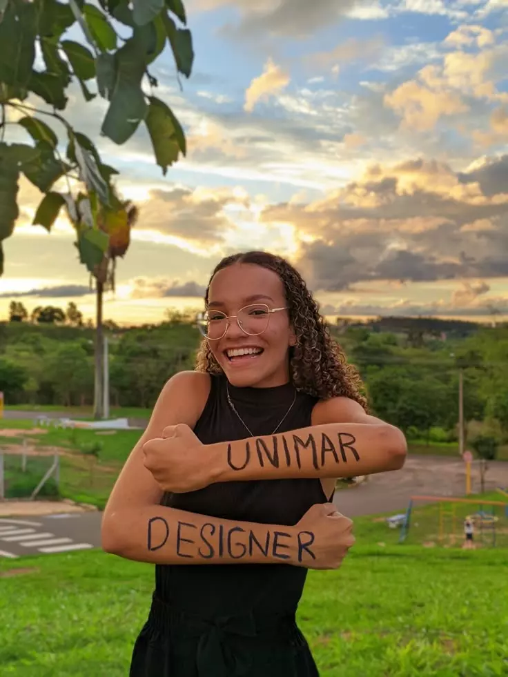 Aluna aprovada mostrando o curso e a universidade