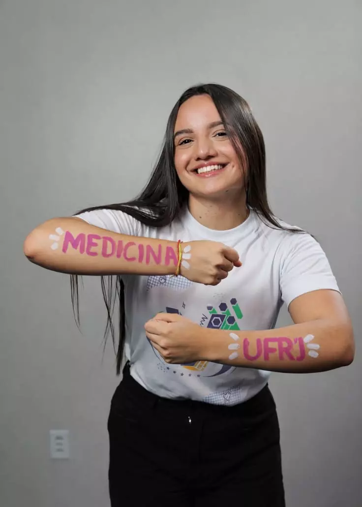 Aluna aprovada mostrando o curso e a universidade